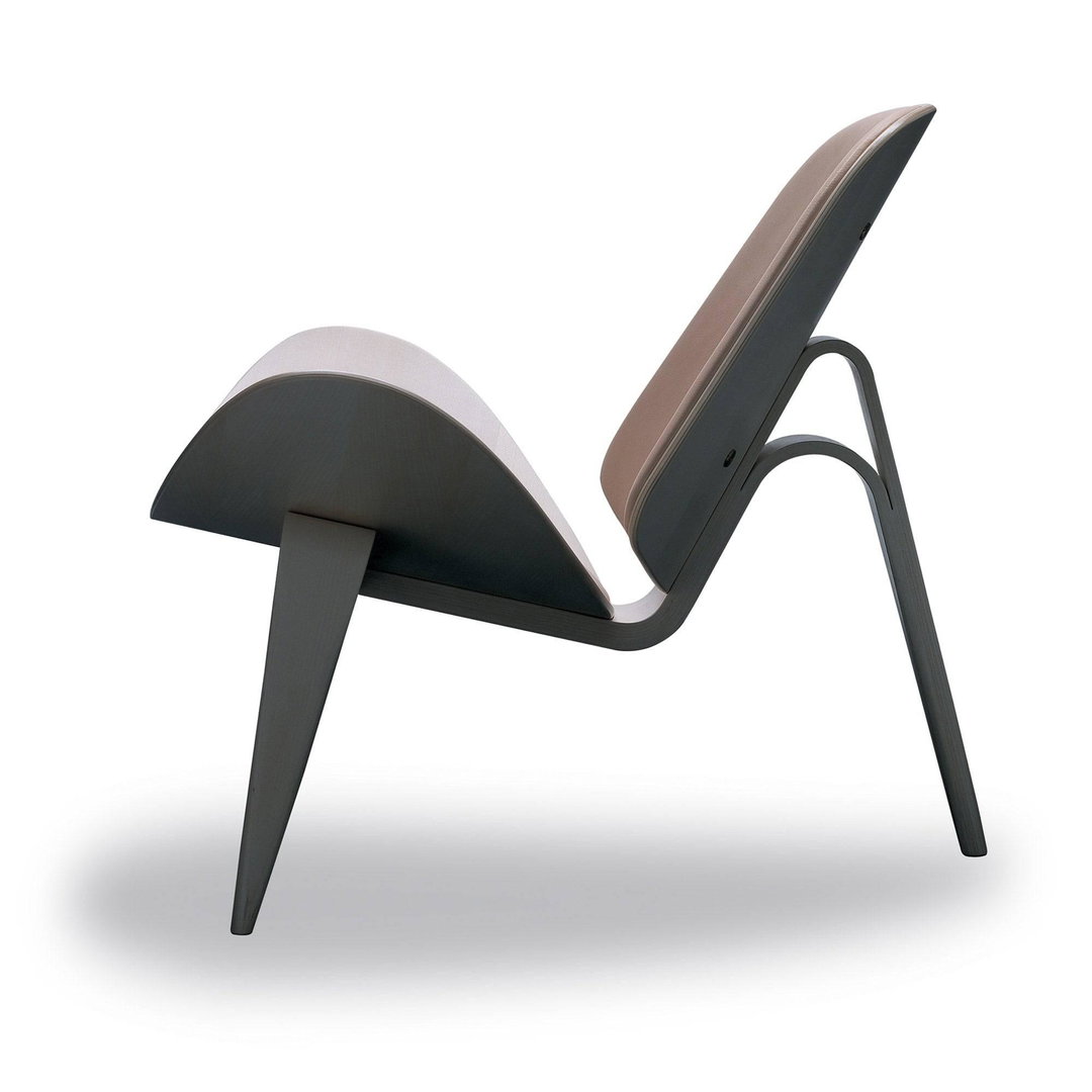 CH07 Shell chair - Walnut, oiled / (Thor leather) Black leather Thor 301